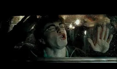 Pour qui se fait passer Harry Potter dans le Magicobus ?