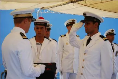 Une personne que l'on reoit avec un certain crmonial dans une socit, personne qui reoit un diplme, une mdaille; c'est un...