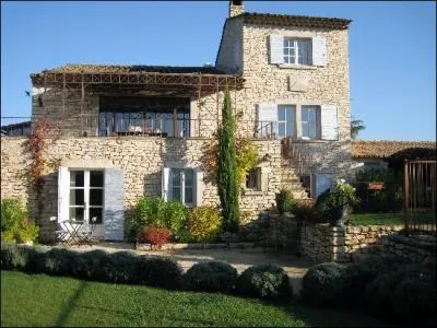 Dans le Sud-Ouest c'est une forteresse ou une ville fortifie, dans le Sud-Est de la France c'est un castel ou une gentilhommire par consquent je vous parle...