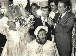 Quel mariage Thierry Le Luron et Coluche parodient-ils en 1985 ?