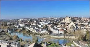 Voici un panorama de Poitiers. De quelle rgion dpend cette ville ?