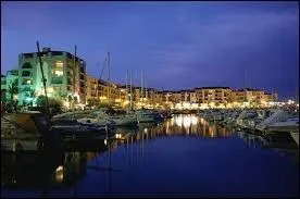 L'image correspond au port d'Argels-sur-Mer photographi de nuit. Quelle est sa rgion ?