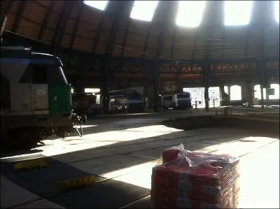 Dans la rotonde, combien y a-t-il de voies rayonnantes ?