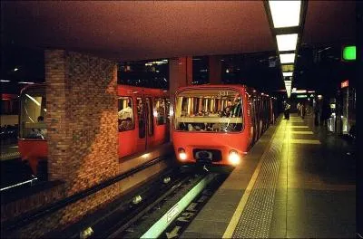 Tu marches tel un robot dans les couloirs du mtro. Les gens ne te touchent pas, il faut faire le premier pas.