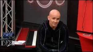 Comment s'appelle le professeur de chant ?