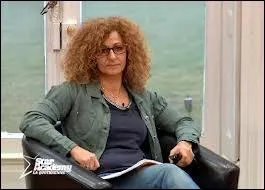 Comment se nomme la professeur d'expression scnique ?