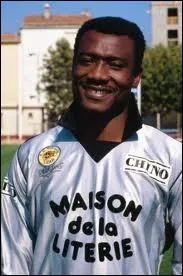 Identifie cette gloire du football camerounais et coche son nom :