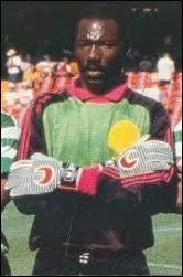 Identifie cette gloire du football camerounais et coche son nom :