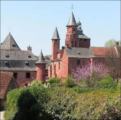 Surnomme la  cit aux vingt-cinq tours , situe en Corrze, premire classe sur la liste des plus beaux villages de France, quel est mon nom ?