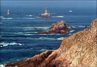 Qui est le parrain du phare de la Vieille situ au large de la pointe du Raz ?