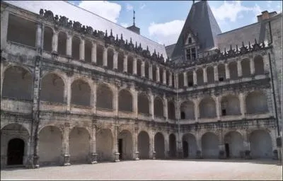 Chteau de Charente, l'un des joyaux de la Renaissance, mes ailes est et sud prsentent un dcor de portiques et d'arcades sur trois niveaux, cas unique en France, je suis :