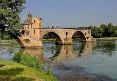 Le pont Saint-Bnzet  Avignon, est le fameux pont de la chanson enfantine  Sur le pont d'Avignon , mais de quand date ce pont dont il ne reste que quatre arches ?