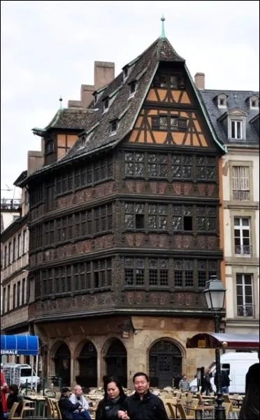 Dans quelle ville irez-vous admirer la Maison Kammerzell construite en 1427 et qui a pris son aspect dfinitif en 1589 ?