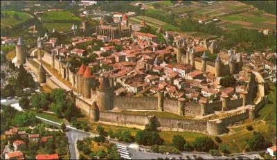 La cit de Carcassonne est un ensemble mdival unique en Europe par sa taille et sa conservation, comment s'appelle sa basilique ?