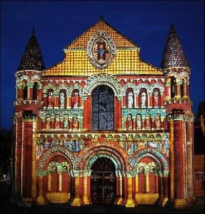 Merveille de l'poque romane, vous dcouvrir la superbe glise Notre-Dame la Grande  :