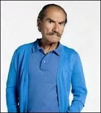 Qui s'amuse  regarder par la fentre pour observer les voisins ?