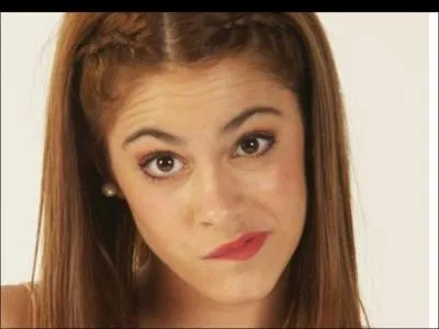 Qui sort avec elle dans les premiers pisodes ?