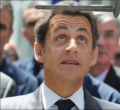  Nicolas Sarkozy, un clou, ou les deux ? ... On peut taper dessus :