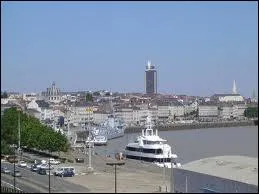 Nous allons  Nantes, prfecture de Loire-Atlantique. Ses habitants sont les ...