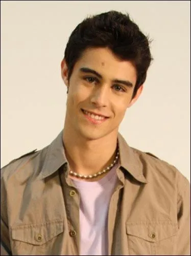 Dans le premier pisode, qui est amoureux de Violetta ?