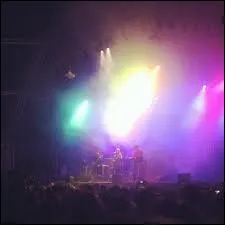 J'veux que toutes les nuits essouffles dans leurs lits elles trompent leurs maris dans leurs rves maudits, Puis aprs j'ferai des galas, mon public se prosternera :