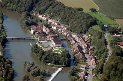 C'est un petit village entre Appenans et Médière...