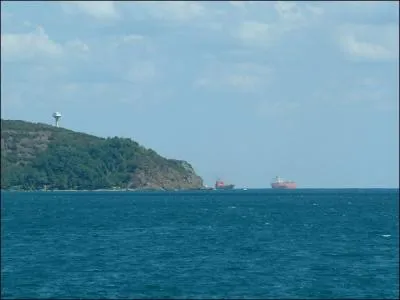 Quelle mer est relie  la mer Noire par le dtroit du Bosphore ?