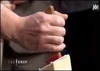 De quelle couleur est le couteau qui annonce quel candidat est limin ?