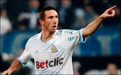 Comment s'appelle ce milieu de terrain actuellement bless ?