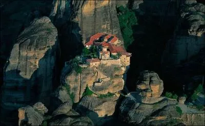 Dans quel pays se trouve ces monastres chrtiens orthodoxes perchs au sommet d'impressionnantes masses rocheuses grises : Les clbres Mtores