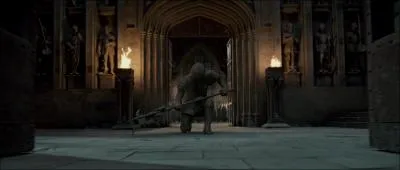 Quel sortilge anime les statuts et les armures de Poudlard ?