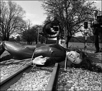 John Steed : Ce ne sera pas trop dur pour vous, Madame Peel ? Emma Peel : Rien n'est jamais trop dur pour moi...