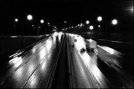 Je sais que tu vis l-bas au bout de l'autoroute, j'pourrai pas me tromper c'est allum la nuit ...