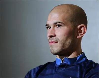 Contre qui effectue-t-il sa premire apparition en match officiel avec le PSG ?