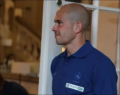 Quand reconduit-il son contrat avec le Paris Saint-Germain ?