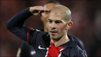 De quelle nationalit est-il ?