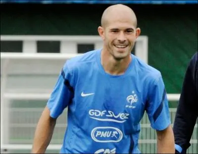 En 1992, dans quel club dbute-t-il le football ?