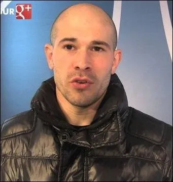 Ensuite en 1993, il volue en milieu de terrain  l'UA Cognac jusqu'en...