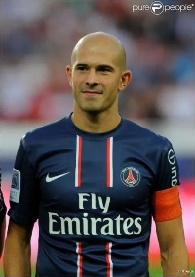 Suivit par le principal club de la rgion, les Chamois niortais, depuis ses 13 ans, pourquoi ses parents ne le laissent-ils pas partir ?