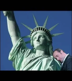 Quel est ce monument et quelle est cette personnalit qui se trouve actuellement  cot ? (Indice : ce monument se trouve aux Etat-Unis  New York)