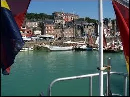 Je dambule dans les rues de Saint-Valry-en-Caux, o les habitants portent le gentil ...