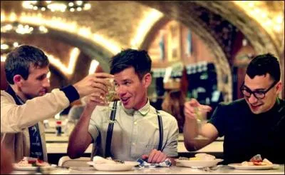 Lequel joue de la guitare ?