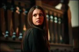 De qui Elena reoit-elle un coup de fil ?