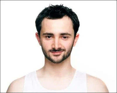 Lui, il est  mourir de rire !