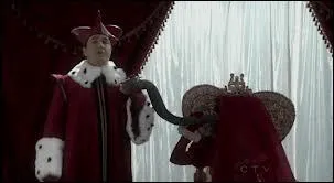 Dans le conte, le chapelier fou et la mchante reine rendent visite  quel autre personnage odieux ?