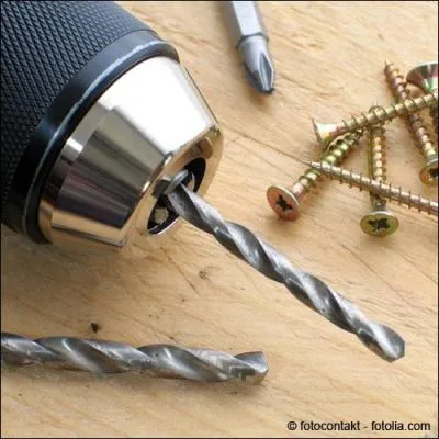 Comment s'appelle le magasin de bricolage dans lequel Emma travaille ?