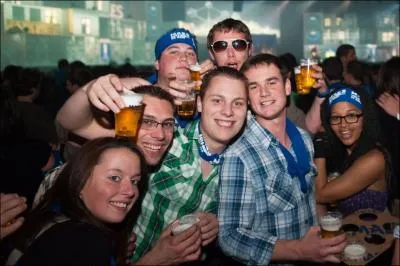  Nous sommes alls dans une soire inconnue et nous avons reu des bourrades  dans cette phrase que signifie  bourrades  ?