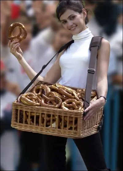  C'est un plateau, ou une corbeille d'osier que les marchands et camelots portent devant eux (gnralement maintenu autour du cou par une sangle) pour la vente ambulante  ; il s'agit donc...