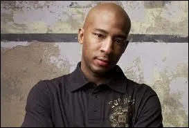 Comment s'appelle ce personnage, trs bon ami de Lucas et qui rejoint l'quipe de basket assez tard ?