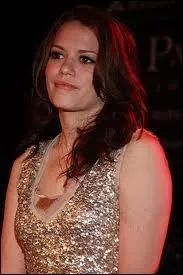 Comment s'appelle cette  intello  devenant mre assez tt ?